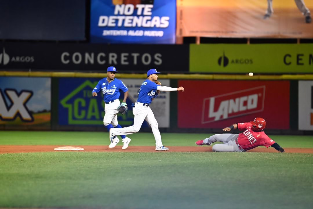 Tigres del Licey remontan con rally de siete carreras y vencen a los Leones del Escogido