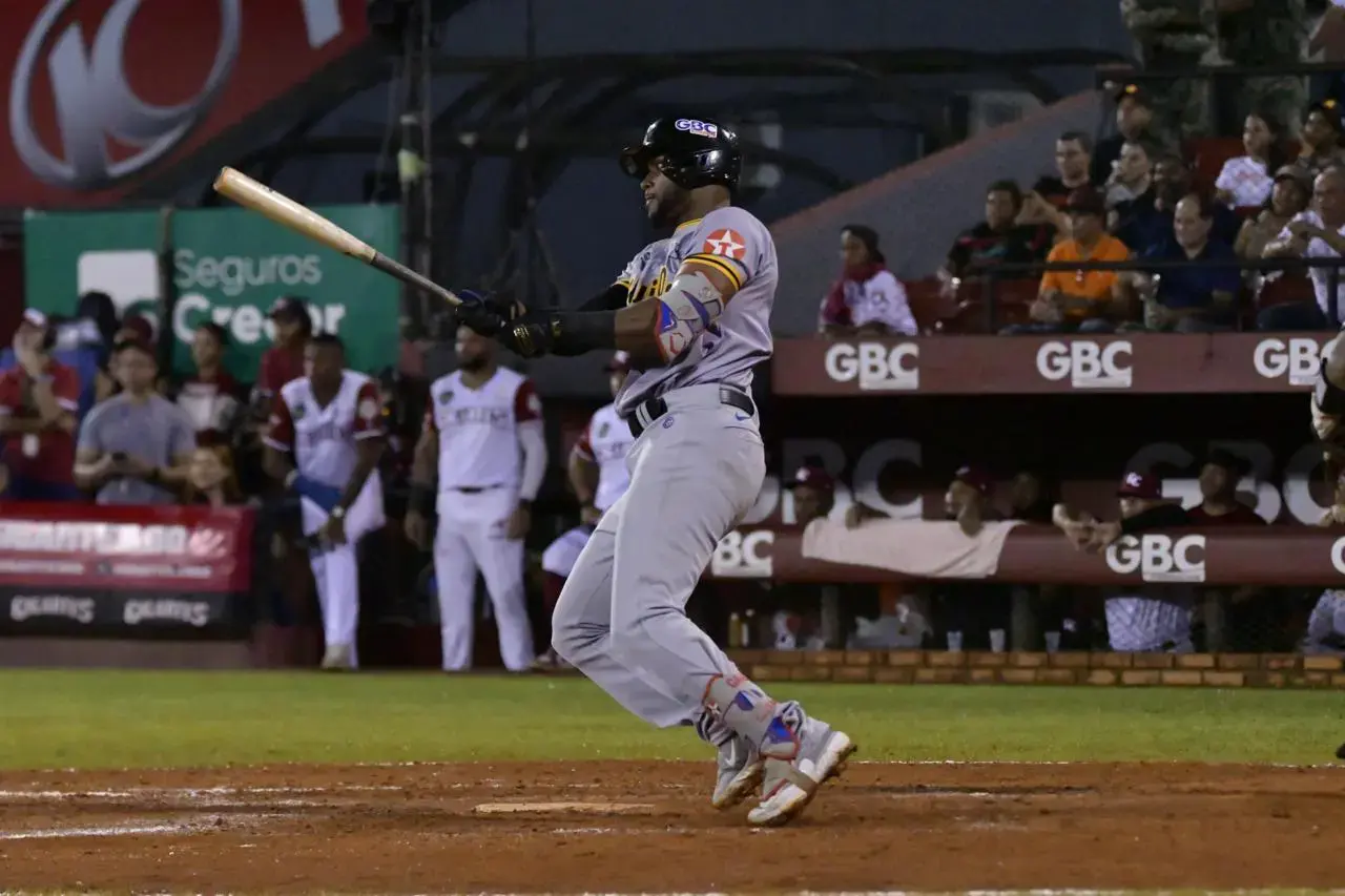 Águilas Cibaeñas logran remontada histórica y vencen 15-9 a los Gigantes del Cibao
