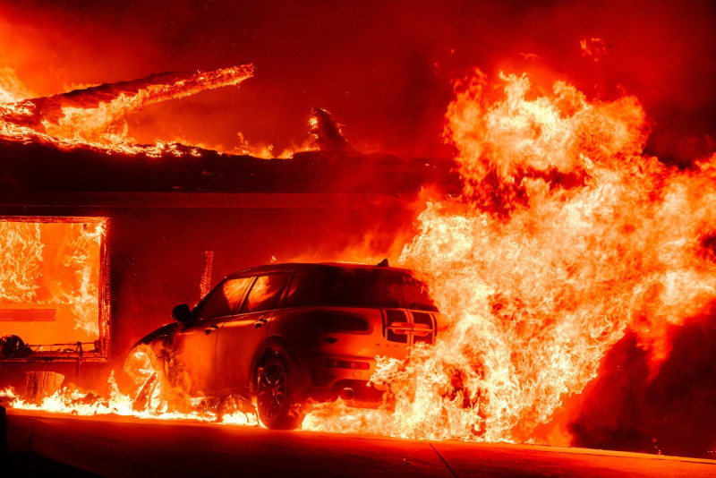 Más de 80,000 evacuados en California por incendios fuera de control en Los Ángeles