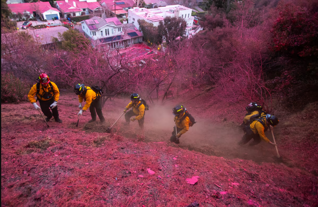 El polvo rojo y rosa: un aliado en la lucha contra los incendios en Los Ángeles y genera controversias