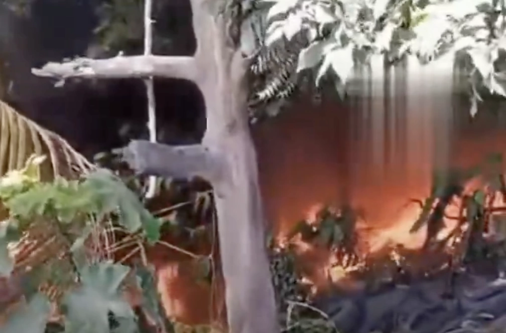 Incendio en vertedero improvisado en el sector Herrera afecta tránsito y mantiene en alerta a moradores