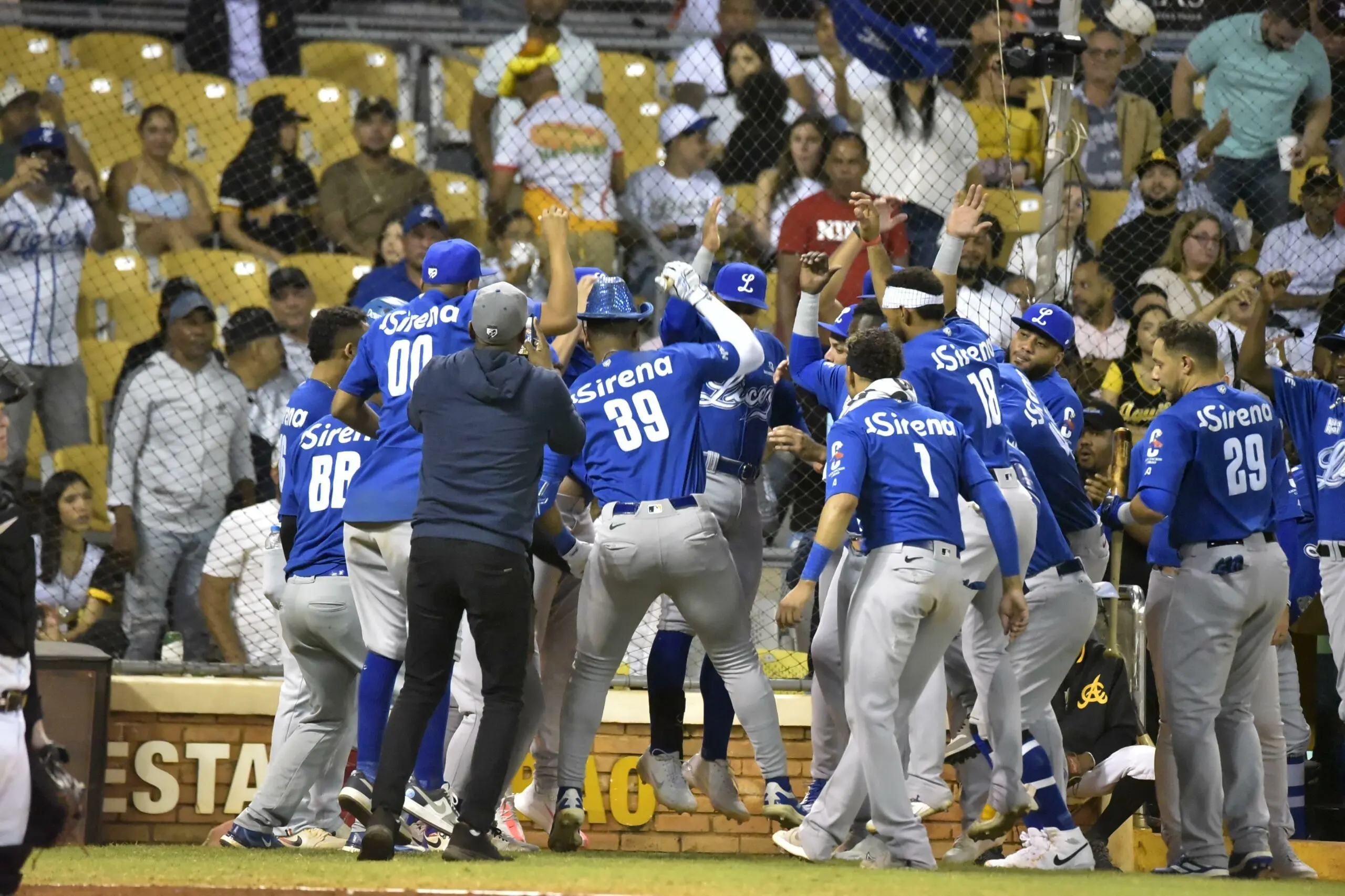 Licey y Escogido dan un paso firme hacia la final con victorias contundentes