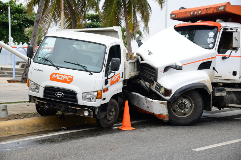 Accidente de tránsito en la Autopista 30 de Mayo deja al menos 10 heridos