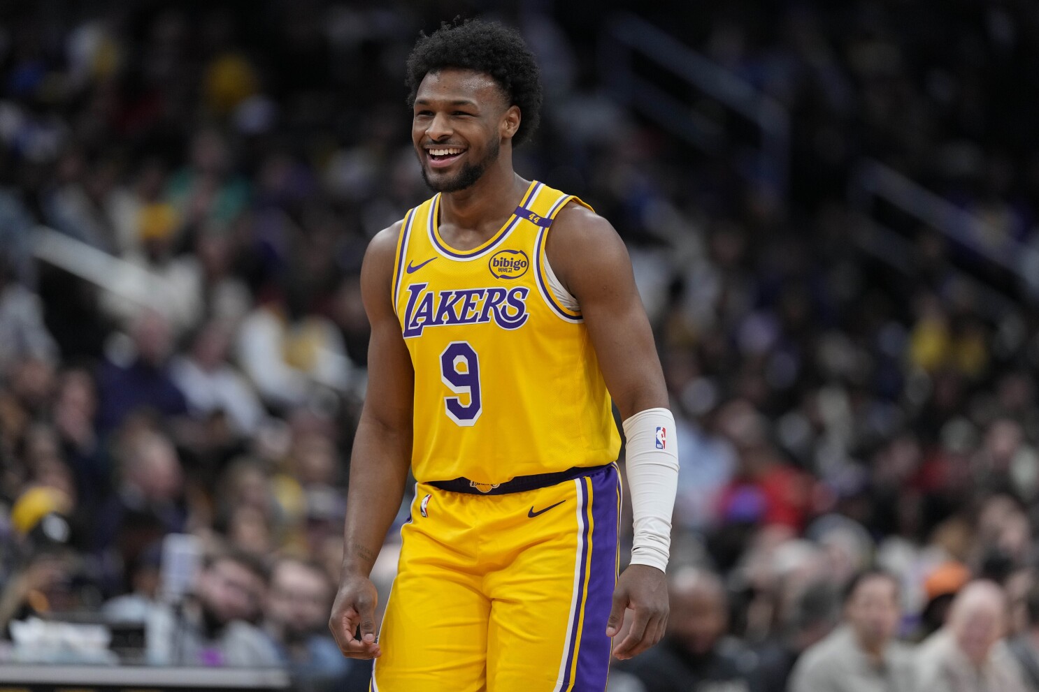 Lakers dominan a los Wizards 134-96; Bronny James brilla en el último cuarto