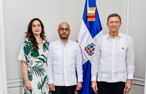 Roberto Álvarez presenta al nuevo viceministro de Política Exterior Bilateral, Francisco Caraballo Núñez