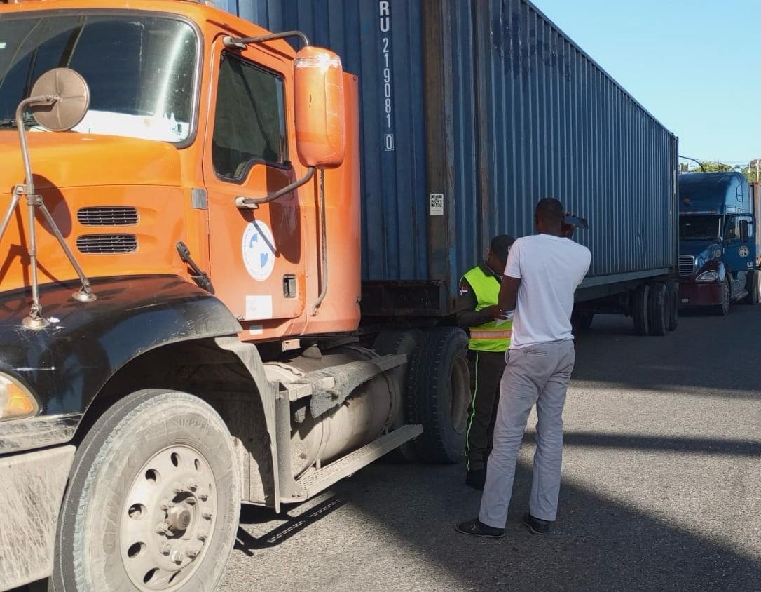 Digesett refuerza control sobre el tránsito de camiones en el Malecón de Santo Domingo