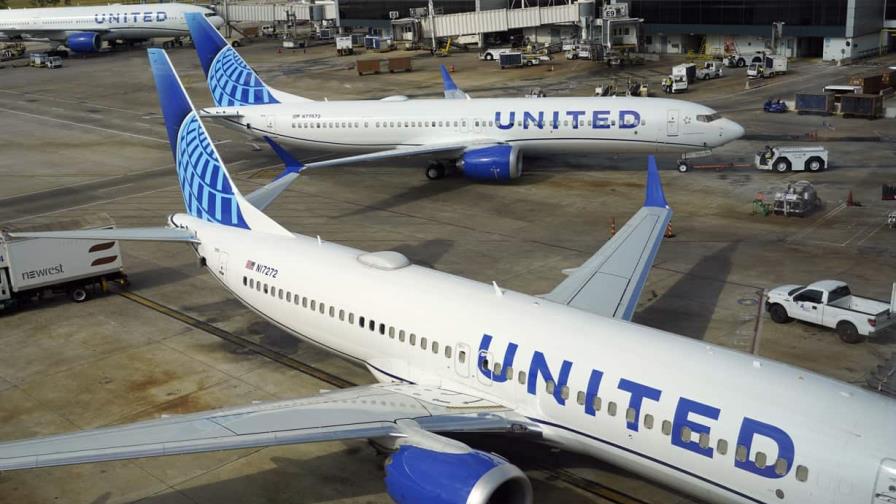 Evacuación de avión en Houston tras incendio en el motor durante el despegue
