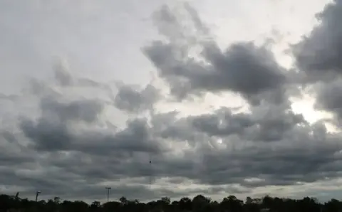 Débil vaguada y viento del noreste provocan lluvias en varias provincias del país