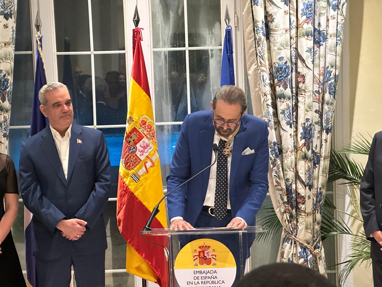 Juan Luis Guerra Recibe la Encomienda de la Real Orden de Isabel la Católica