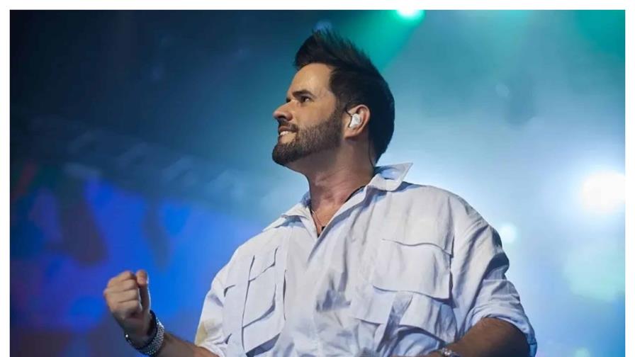 Manny Cruz marca un hito en su carrera con su primera presentación en Premios Lo Nuestro