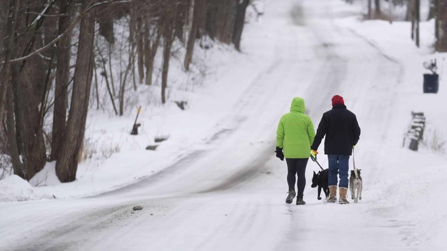 EE. UU. Bajo hielo y nieve: Tormenta invernal amenaza con cortes de energía y caos en viajes