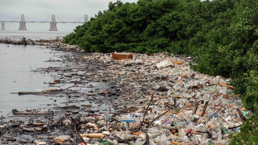 Venezuela Recupera 320,000 Toneladas de Desechos del Lago de Maracaibo a Través de Plan Ambiental