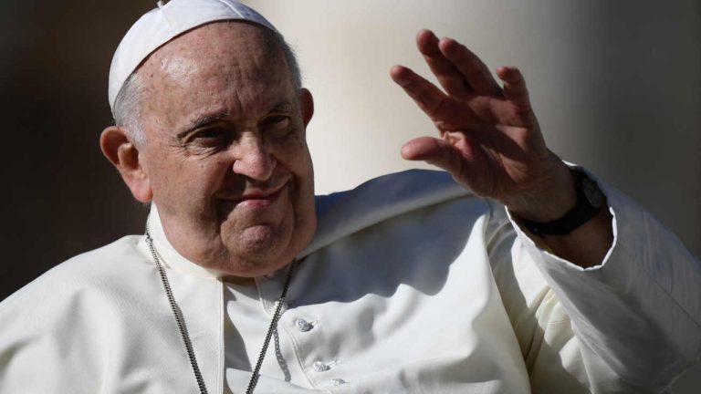 El Papa Francisco Continúa en Estado Crítico por Neumonía, Pero Se Encuentra Estable