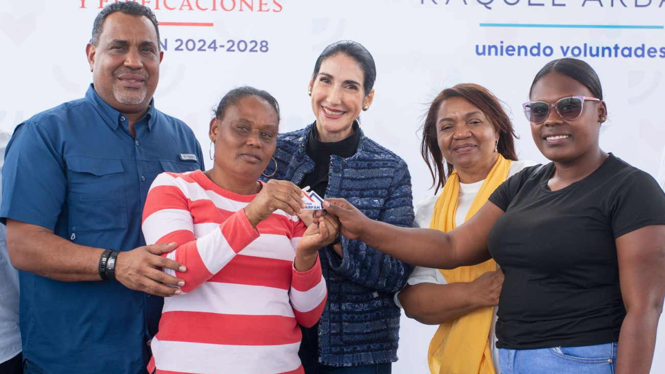 La Primera Dama Raquel Arbaje entrega 9 viviendas en Las Matas de Farfán, sumando un total de 57 hogares entregados