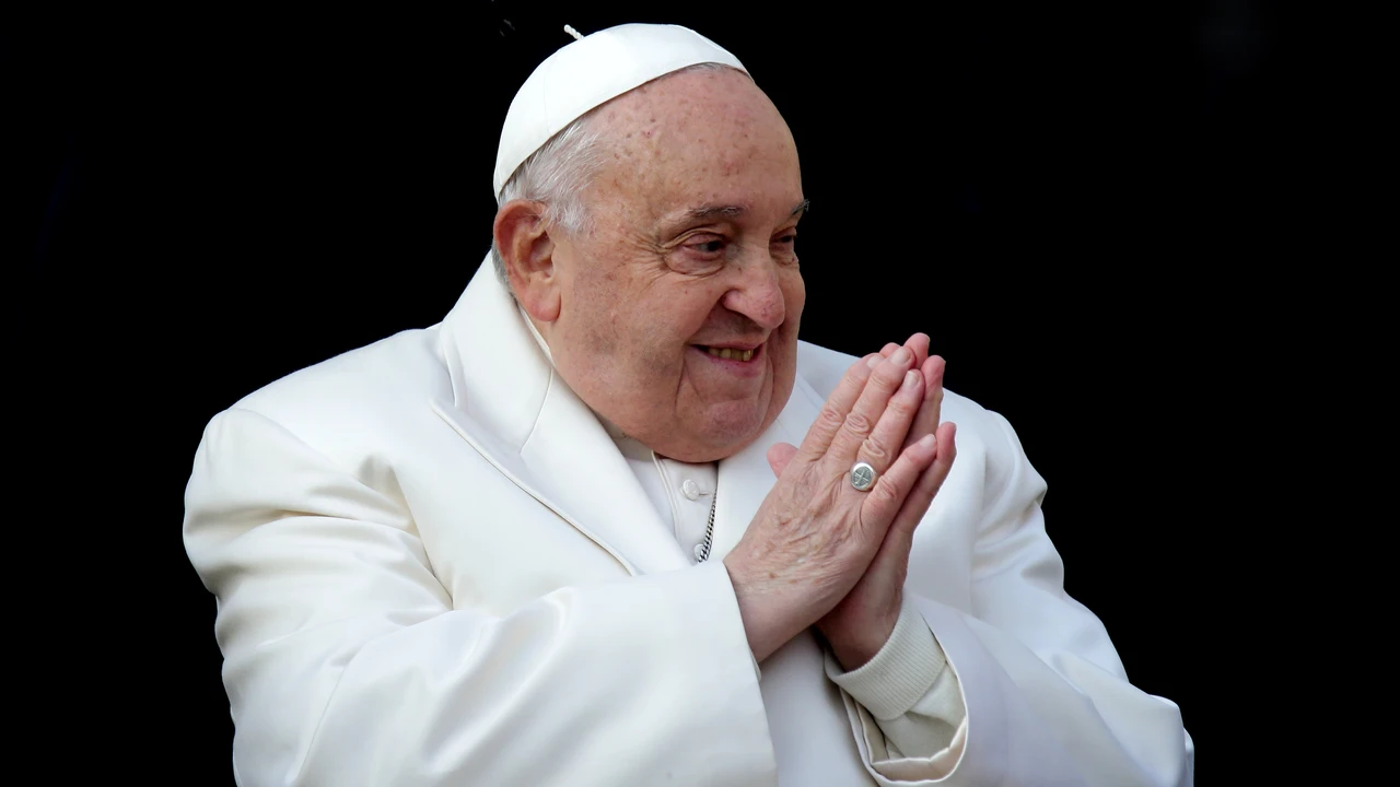 El Papa Francisco Sigue Recibiendo Tratamiento por Neumonía Bilateral: Estado Estable Pero Crítico