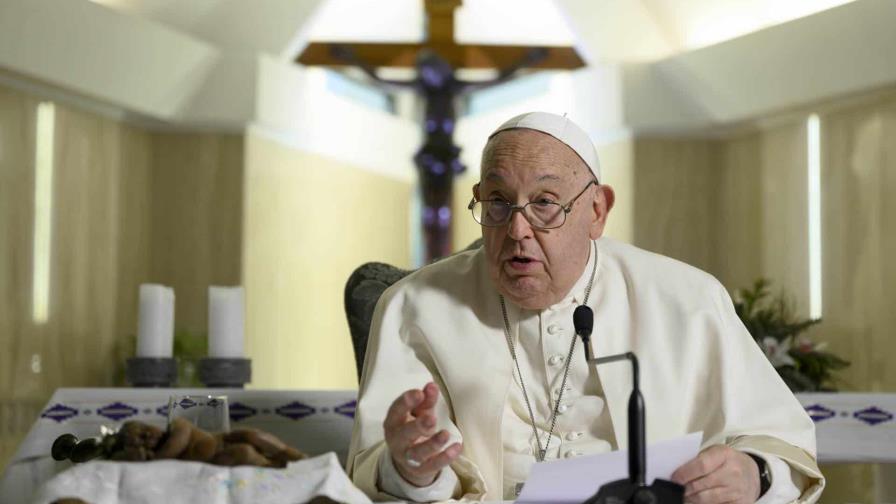 El papa Francisco enfrenta crisis respiratoria aguda mientras continúa su recuperación en el hospital
