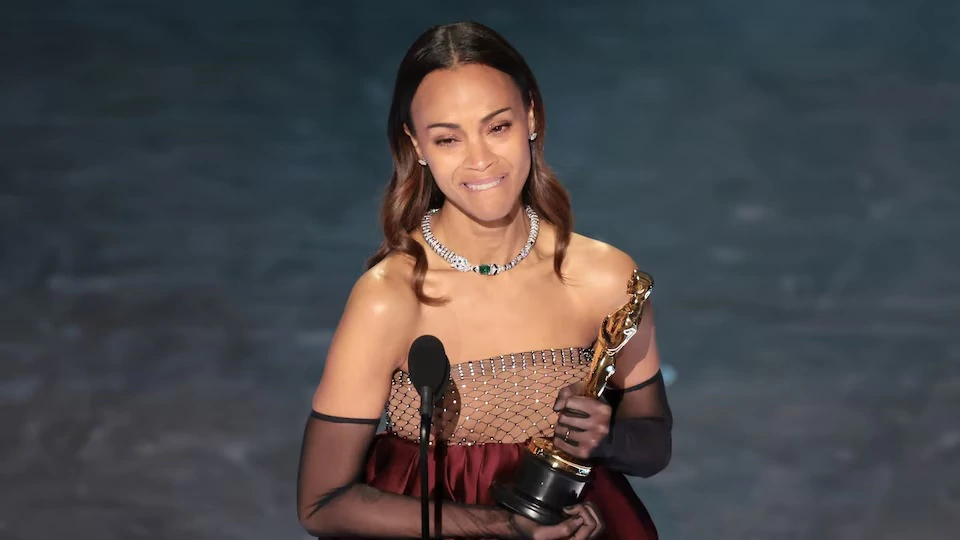 Zoe Saldaña Triunfa en Premios de Cine y Hace Historia al Ganar el Óscar por «Emilia Pérez»