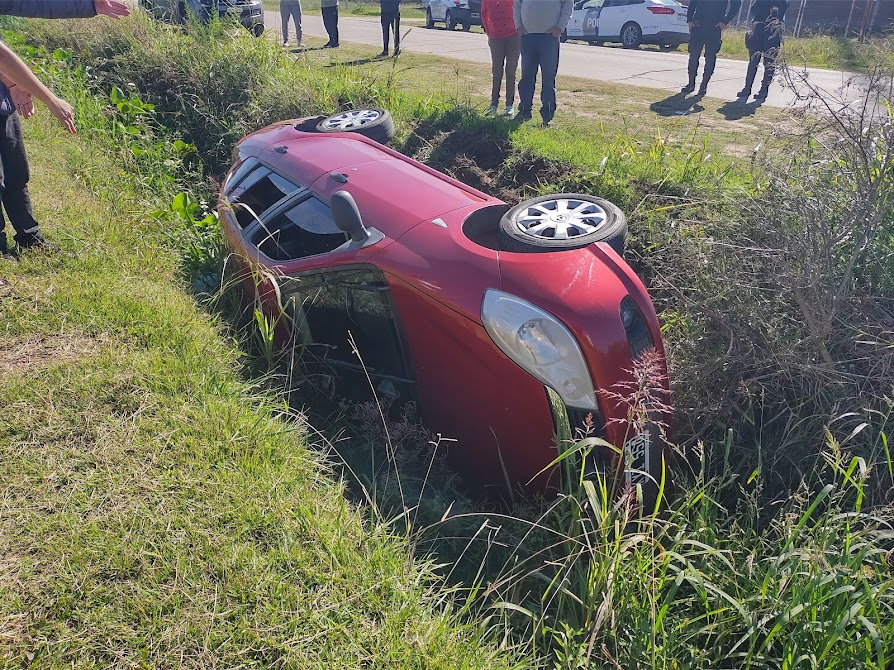 Mujer sobrevive casi una semana atrapada en su auto bebiendo agua de arroyo en Indiana