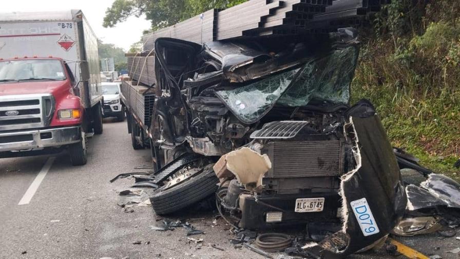Accidente múltiple en Loma Miranda paraliza el tránsito en la autopista Duarte