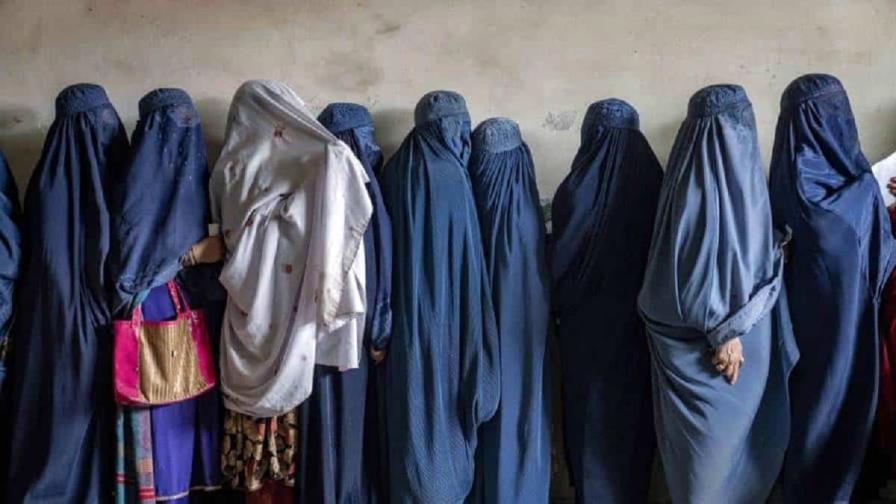 Talibanes prohíben la emisión de voces femeninas en radios de Kandahar
