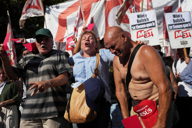Jubilados argentinos protestan contra ajuste económico de Milei en Buenos Aires
